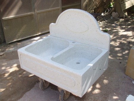 Lavello in cemento e graniglia di marmo levigato bianco 90x60xh.25