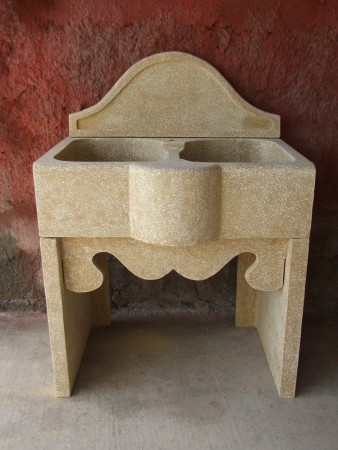 Lavello in cemento e graniglia di marmo levigato giallo con basi 90x60xh.95
